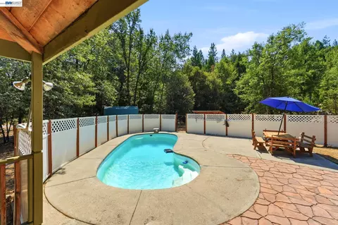 Exterior - 21916 Fallview Dr, Sonora, CA 95370 photo 5 of 13
