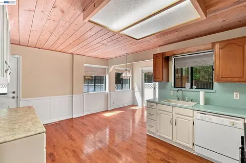 Kitchen - 21916 Fallview Dr, Sonora, CA 95370 photo 2 of 3
