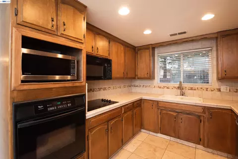 Kitchen - 1336 Hidden Glen Dr, Modesto, CA 95355 photo 2 of 2