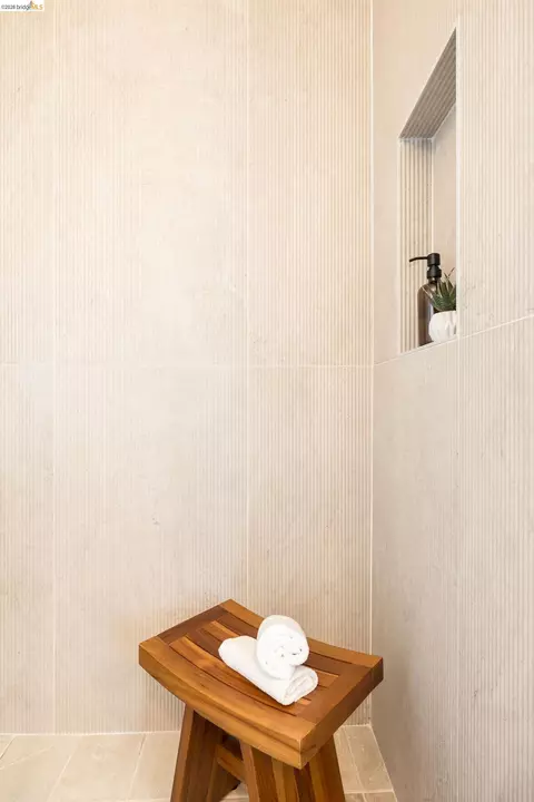 Bath - 2619 Mathews St, Berkeley, CA 94702 photo 3 of 7