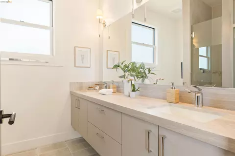 Bath - 2619 Mathews St, Berkeley, CA 94702 photo 2 of 7