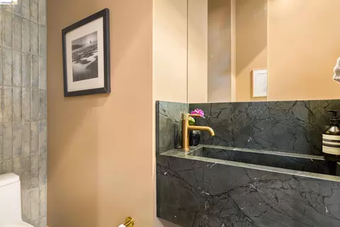 Bath - 2619 Mathews St, Berkeley, CA 94702 photo 1 of 7