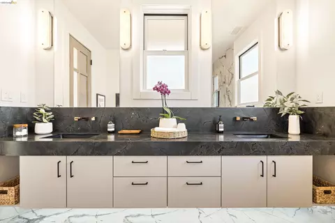 Bath - 2619 Mathews St, Berkeley, CA 94702 photo 4 of 7