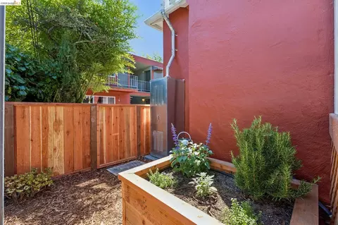 Exterior - 2218 Parker St, Berkeley, CA 94704 photo 4 of 7