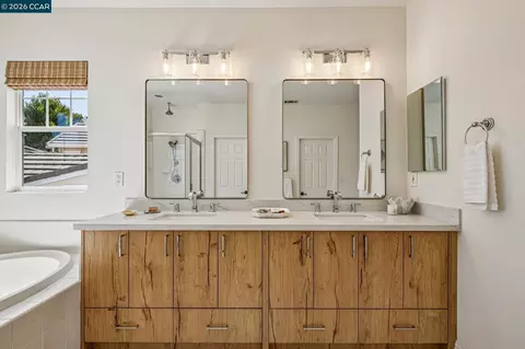 Bath - 1015 Lantern Bay, Hercules, CA 94547 photo 3 of 5