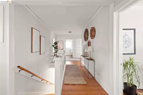 Entry Way - 955 Shattuck Ave, Berkeley, CA 94707 photo 3 of 4