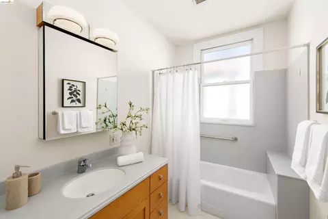 Bath - 2024 Cedar St, Berkeley, CA 94709 photo 1 of 2