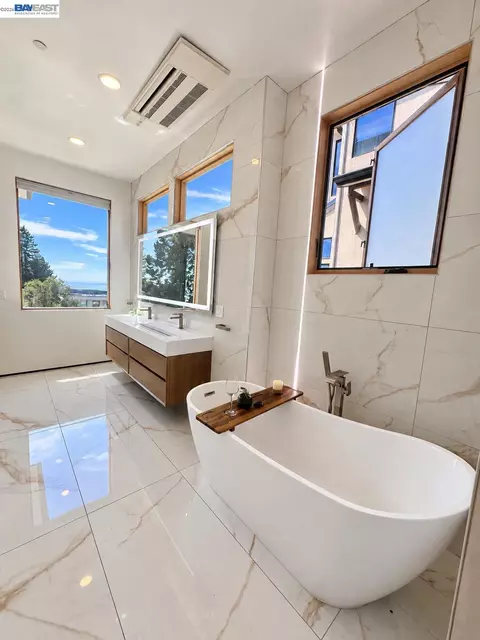 Bath - 1026 Grizzly Peak Blvd, Berkeley, CA 94708 photo 1 of 7