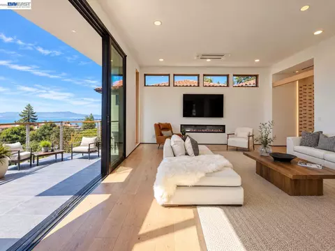 Living - 1026 Grizzly Peak Blvd, Berkeley, CA 94708 photo 2 of 4