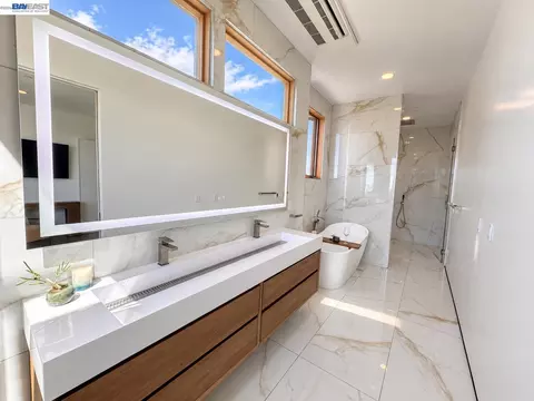 Bath - 1026 Grizzly Peak Blvd, Berkeley, CA 94708 photo 2 of 7