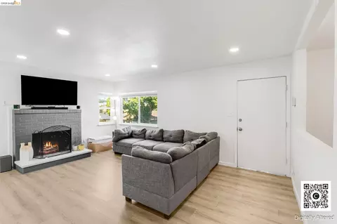 Living - 335 Pepper Dr, Vallejo, CA 94589 photo 2 of 5