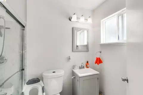 Bath - 335 Pepper Dr, Vallejo, CA 94589 photo 4 of 5