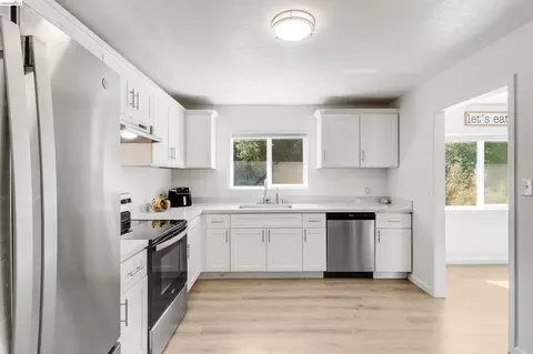 Kitchen - 335 Pepper Dr, Vallejo, CA 94589 photo 3 of 3