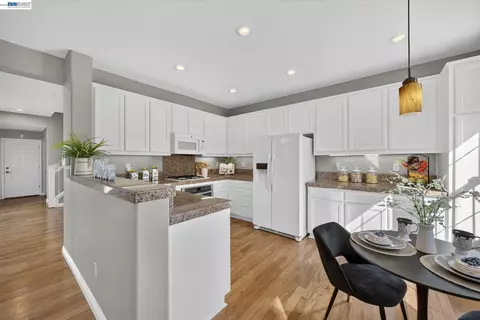Kitchen - 3927 Madbury Ct, Dublin, CA 94568 photo 4 of 5