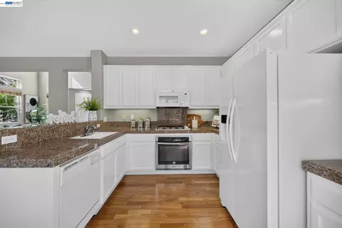 Kitchen - 3927 Madbury Ct, Dublin, CA 94568 photo 2 of 5