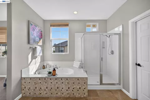 Bath - 3927 Madbury Ct, Dublin, CA 94568 photo 2 of 3