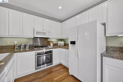 Kitchen - 3927 Madbury Ct, Dublin, CA 94568 photo 3 of 5