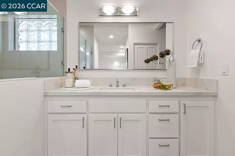 Bath - 809 Mountain View Dr, Lafayette, CA 94549 photo 2 of 7