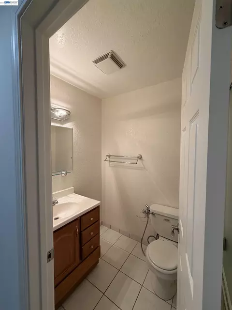 Bath - 1510 E St #22, Hayward, CA 94541 photo 6 of 8