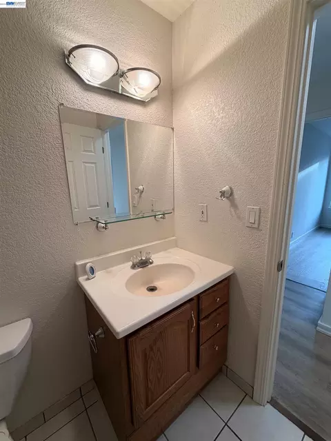 Bath - 1510 E St #22, Hayward, CA 94541 photo 5 of 8