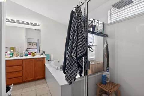 Bath - 1221 Andrea Way, Vallejo, CA 94591 photo 2 of 5