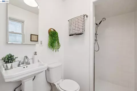 Bath - 3287 Briggs Ave, Alameda, CA 94501 photo 1 of 5