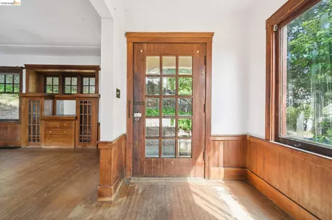 Entry Way - 2605 Hilgard Ave, Berkeley, CA 94709 photo 2 of 7