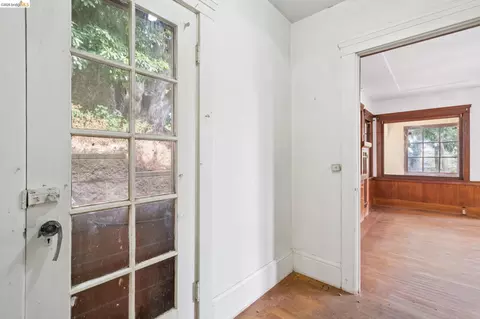 Entry Way - 2605 Hilgard Ave, Berkeley, CA 94709 photo 3 of 7