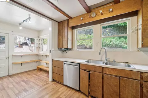 Kitchen - 2605 Hilgard Ave, Berkeley, CA 94709 photo 2 of 2