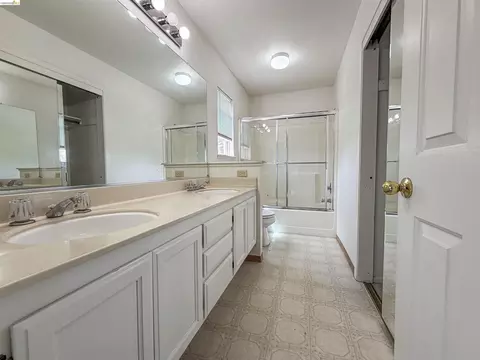 Bath - 336 Lakespring Pl, Oakley, CA 94561 photo 1 of 2