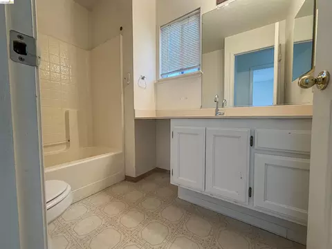 Bath - 336 Lakespring Pl, Oakley, CA 94561 photo 2 of 2