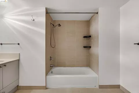 Bath - 311 Oak St #842, Oakland, CA 94607 photo 3 of 3