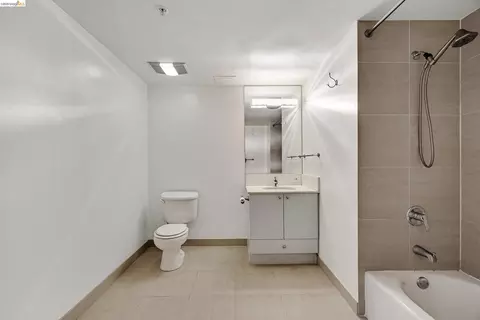 Bath - 311 Oak St #842, Oakland, CA 94607 photo 1 of 3