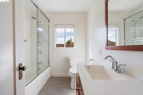 Bath - 3048 Halcyon Ct, Berkeley, CA 94705 photo 1 of 2