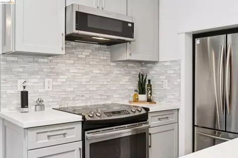 Kitchen - 2121 166th Ave, San Leandro, CA 94578 photo 6 of 10