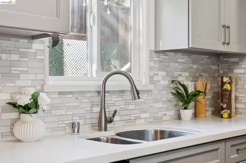 Kitchen - 2121 166th Ave, San Leandro, CA 94578 photo 5 of 10
