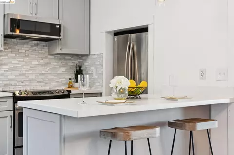 Kitchen - 2121 166th Ave, San Leandro, CA 94578 photo 4 of 10