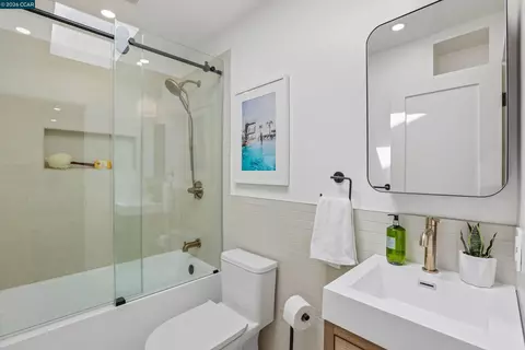 Bath - 4893 Shadowfalls Dr, Martinez, CA 94553 photo 1 of 2