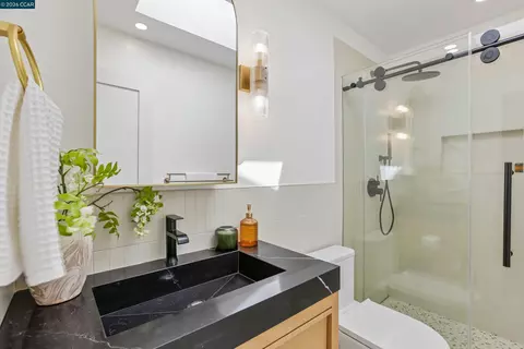 Bath - 4893 Shadowfalls Dr, Martinez, CA 94553 photo 2 of 2
