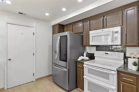 Kitchen - 7722 Chantilly Dr, Dublin, CA 94568 photo 4 of 6