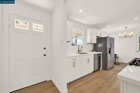 Entry Way - 724 Taper Ave, Vallejo, CA 94589 photo 2 of 2