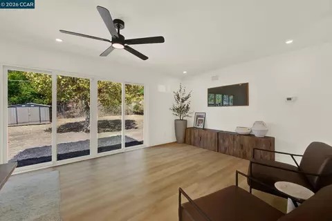 Living - 724 Taper Ave, Vallejo, CA 94589 photo 4 of 4