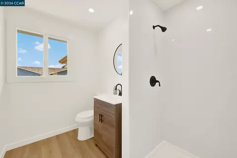 Bath - 724 Taper Ave, Vallejo, CA 94589 photo 2 of 2