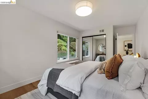 Bedroom - 935 Grizzly Peak Blvd, Berkeley, CA 94708 photo 8 of 8
