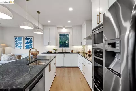 Kitchen - 935 Grizzly Peak Blvd, Berkeley, CA 94708 photo 3 of 4