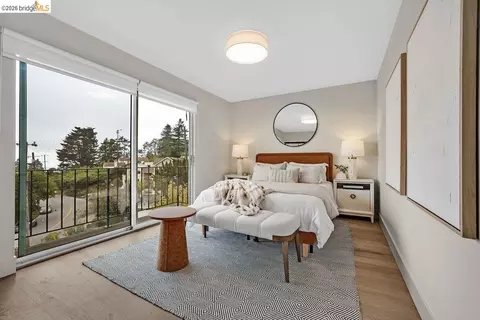 Bedroom - 935 Grizzly Peak Blvd, Berkeley, CA 94708 photo 3 of 8