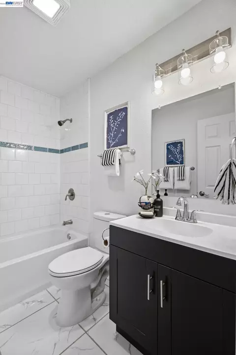 Bath - 113 De Paul Dr, Vallejo, CA 94589 photo 2 of 4
