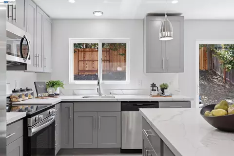 Kitchen - 113 De Paul Dr, Vallejo, CA 94589 photo 4 of 6