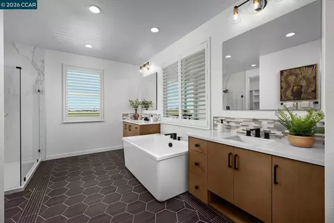 Bath - 3653 Darnoch Ave, Lathrop, CA 95330 photo 3 of 4