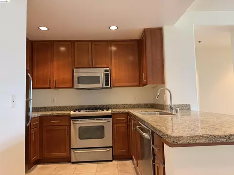 423 7th St #607, Oakland, CA 94607 photo 3